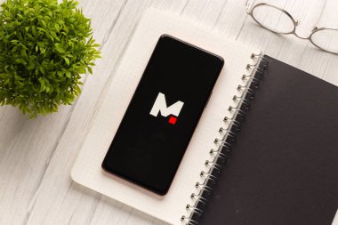 Batı Bangal, Hindistan - 28 Eylül 2021: Telefon ekranındaki küçük logo.