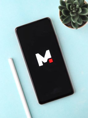 Batı Bangal, Hindistan - 28 Eylül 2021: Telefon ekranındaki küçük logo.