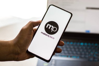 Batı Bangal, Hindistan - 28 Eylül 2021: Telefon ekranında logo oluşturma.