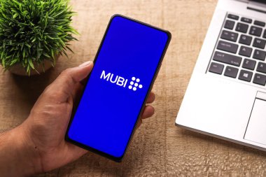 Batı Bangal, Hindistan - 28 Eylül 2021: Telefon ekranında Mubi logosu.