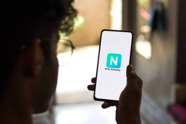 Batı Bangal, Hindistan - 28 Eylül 2021: Telefon ekranındaki Gateway logosu.