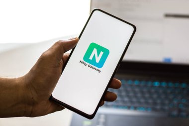 Batı Bangal, Hindistan - 28 Eylül 2021: Telefon ekranındaki Gateway logosu.