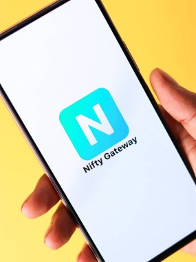 Batı Bangal, Hindistan - 28 Eylül 2021: Telefon ekranındaki Gateway logosu.