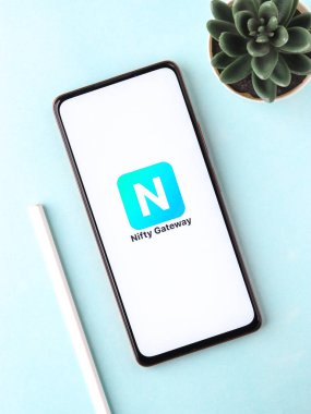 Batı Bangal, Hindistan - 28 Eylül 2021: Telefon ekranındaki Gateway logosu.