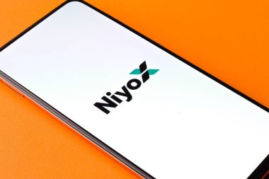 Batı Bangal, Hindistan - 28 Eylül 2021: Telefon ekranı görüntüsünde Niyox logosu.