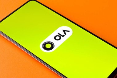 Batı Bangal, Hindistan - 28 Eylül 2021: Telefon ekranında OLA logosu.
