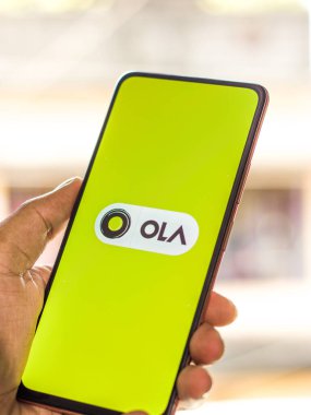 Batı Bangal, Hindistan - 28 Eylül 2021: Telefon ekranında OLA logosu.