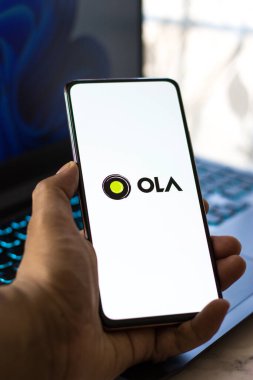 Batı Bangal, Hindistan - 28 Eylül 2021: Telefon ekranında OLA logosu.