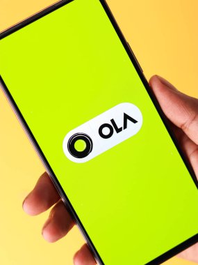 Batı Bangal, Hindistan - 28 Eylül 2021: Telefon ekranında OLA logosu.