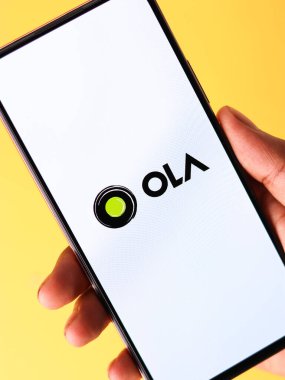 Batı Bangal, Hindistan - 28 Eylül 2021: Telefon ekranında OLA logosu.