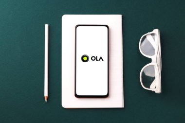 Batı Bangal, Hindistan - 28 Eylül 2021: Telefon ekranında OLA logosu.