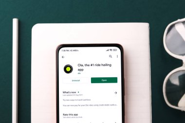 Batı Bangal, Hindistan - 28 Eylül 2021: Telefon ekranında OLA logosu.