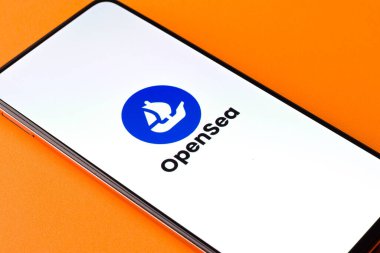 Batı Bangal, Hindistan - 28 Eylül 2021: Telefon ekranında OpenSea logosu.
