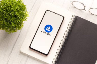 Batı Bangal, Hindistan - 28 Eylül 2021: Telefon ekranında OpenSea logosu.