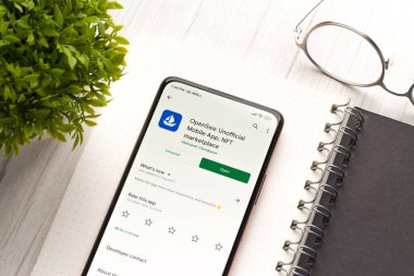 Batı Bangal, Hindistan - 28 Eylül 2021: Telefon ekranında OpenSea logosu.