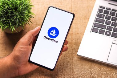 Batı Bangal, Hindistan - 28 Eylül 2021: Telefon ekranında OpenSea logosu.