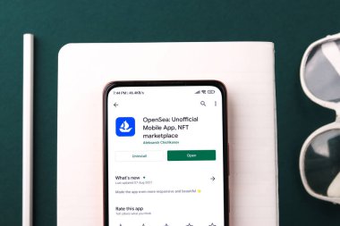 Batı Bangal, Hindistan - 28 Eylül 2021: Telefon ekranında OpenSea logosu.