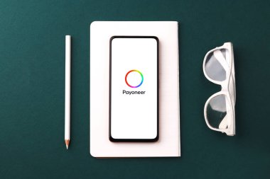 Batı Bangal, Hindistan - 28 Eylül 2021: Telefon ekranı görüntüsünde Pasioner logosu.