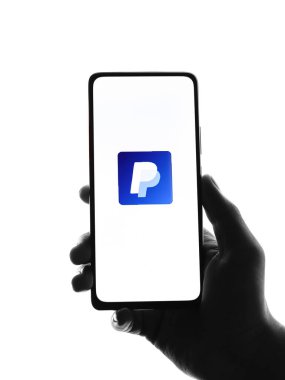 Batı Bangal, Hindistan - 21 Eylül 2021: Telefon ekranında Paypal logosu.