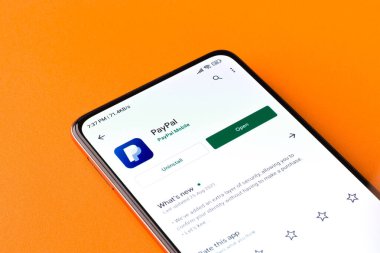 Batı Bangal, Hindistan - 21 Eylül 2021: Telefon ekranında Paypal logosu.