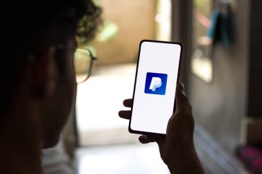 Batı Bangal, Hindistan - 21 Eylül 2021: Telefon ekranında Paypal logosu.