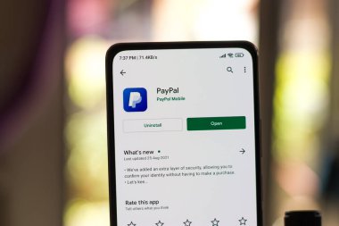 Batı Bangal, Hindistan - 21 Eylül 2021: Telefon ekranında Paypal logosu.
