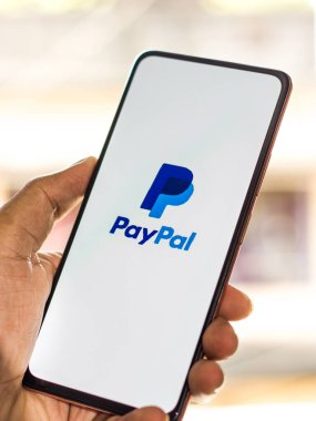 Batı Bangal, Hindistan - 21 Eylül 2021: Telefon ekranında Paypal logosu.