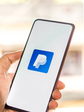 Batı Bangal, Hindistan - 21 Eylül 2021: Telefon ekranında Paypal logosu.