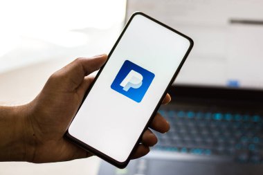Batı Bangal, Hindistan - 21 Eylül 2021: Telefon ekranında Paypal logosu.