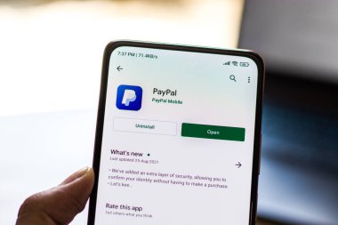 Batı Bangal, Hindistan - 21 Eylül 2021: Telefon ekranında Paypal logosu.