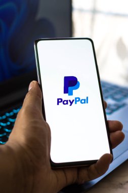 Batı Bangal, Hindistan - 21 Eylül 2021: Telefon ekranında Paypal logosu.