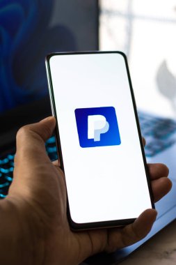 Batı Bangal, Hindistan - 21 Eylül 2021: Telefon ekranında Paypal logosu.