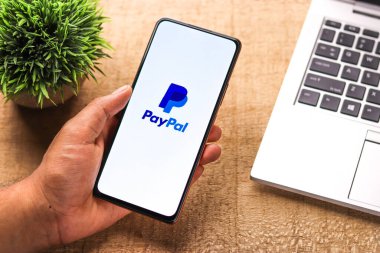 Batı Bangal, Hindistan - 21 Eylül 2021: Telefon ekranında Paypal logosu.
