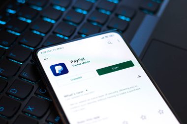 Batı Bangal, Hindistan - 21 Eylül 2021: Telefon ekranında Paypal logosu.