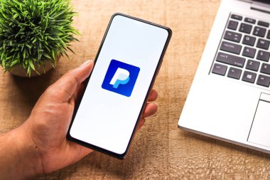 Batı Bangal, Hindistan - 21 Eylül 2021: Telefon ekranında Paypal logosu.