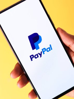 Batı Bangal, Hindistan - 21 Eylül 2021: Telefon ekranında Paypal logosu.