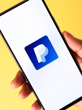 Batı Bangal, Hindistan - 21 Eylül 2021: Telefon ekranında Paypal logosu.
