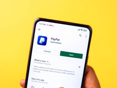 Batı Bangal, Hindistan - 21 Eylül 2021: Telefon ekranında Paypal logosu.