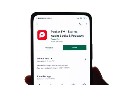 Batı Bangal, Hindistan - 28 Eylül 2021: Telefon ekranındaki FM logosu.
