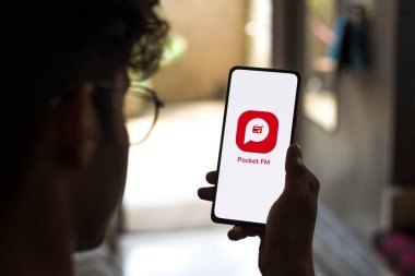 Batı Bangal, Hindistan - 28 Eylül 2021: Telefon ekranındaki FM logosu.