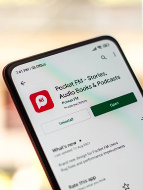 Batı Bangal, Hindistan - 28 Eylül 2021: Telefon ekranındaki FM logosu.