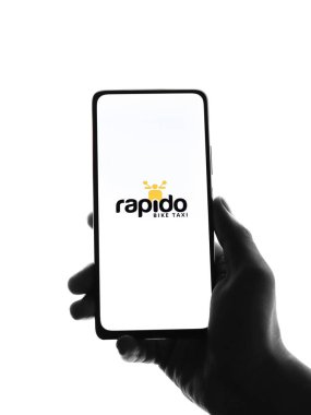 Batı Bangal, Hindistan - 28 Eylül 2021: Telefon ekranında Rapido logosu.