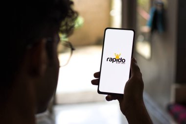 Batı Bangal, Hindistan - 28 Eylül 2021: Telefon ekranında Rapido logosu.