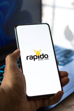 Batı Bangal, Hindistan - 28 Eylül 2021: Telefon ekranında Rapido logosu.