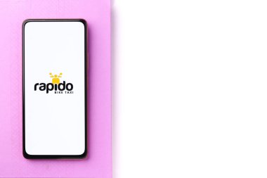 Batı Bangal, Hindistan - 28 Eylül 2021: Telefon ekranında Rapido logosu.