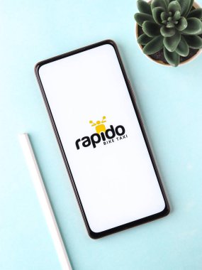 Batı Bangal, Hindistan - 28 Eylül 2021: Telefon ekranında Rapido logosu.