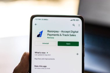 Batı Bangal, Hindistan - 28 Eylül 2021: Telefon ekranında Razorpay logosu.