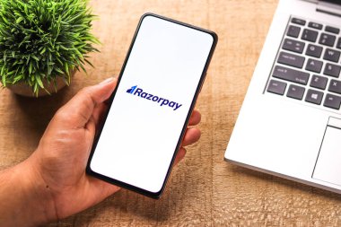Batı Bangal, Hindistan - 28 Eylül 2021: Telefon ekranında Razorpay logosu.