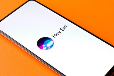 Batı Bangal, Hindistan - 28 Eylül 2021: Telefon ekranında Siri logosu.