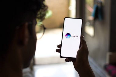Batı Bangal, Hindistan - 28 Eylül 2021: Telefon ekranında Siri logosu.